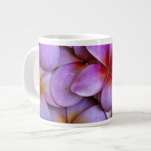 Taza De Café Gigante N.A., EE. UU., Maui, Hawái. Flores de plumeria ros