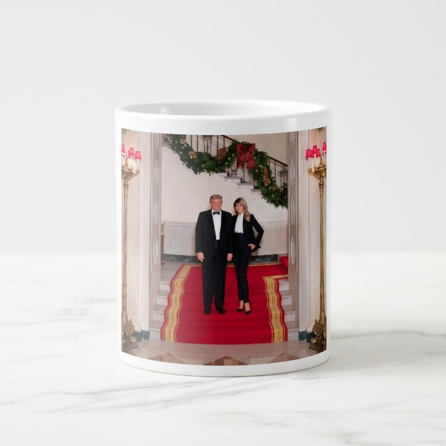 Taza De Café Gigante Navidades detienen al presidente Donald Trump y Me (Frente)