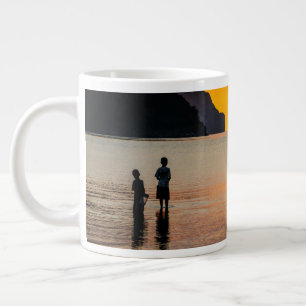 Taza De Café Gigante Niños pescando al atardecer