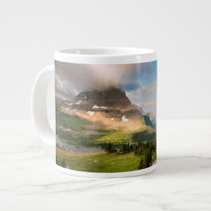 Taza De Café Gigante Nubes que barren a través de las montañas