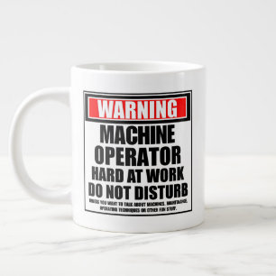 Taza De Café Gigante Operador De Máquinas De Aviso En Trabajo