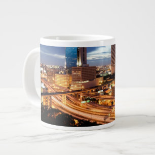 Taza De Café Gigante Opinión céntrica de la ciudad