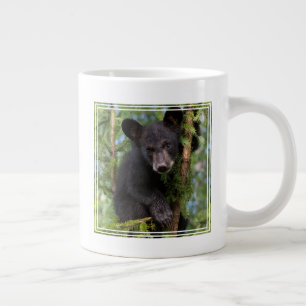 Taza De Café Gigante Osezno de oso negro jugando en árboles