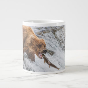 Taza De Café Gigante Oso pardo atrapa salmón rojo