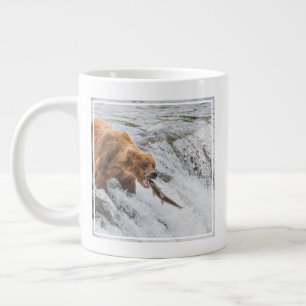 Taza De Café Gigante Oso pardo atrapa salmón rojo