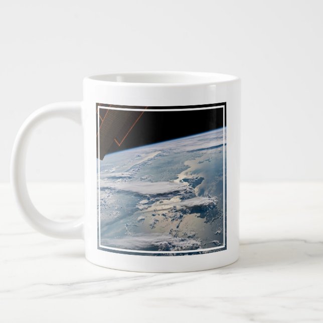 Taza De Café Gigante Paisajes nublados alrededor de Sumatra, Indonesia. (Izquierda)