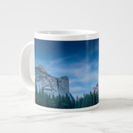 Taza De Café Gigante Panorámica iluminada por la luna en el valle de Yo