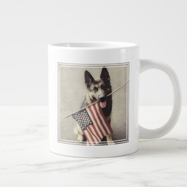 Taza De Café Gigante Pastor alemán con bandera estadounidense (Derecha)
