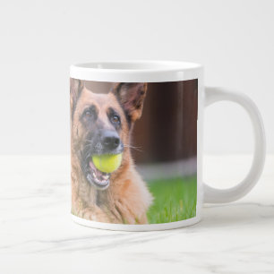 Taza De Café Gigante Pastor alemán con bola de tenis
