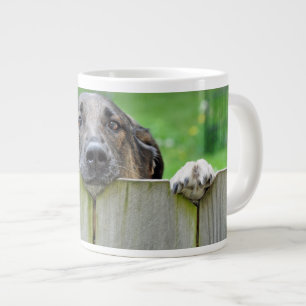 Taza De Café Gigante Pastor alemán mirando la cerca