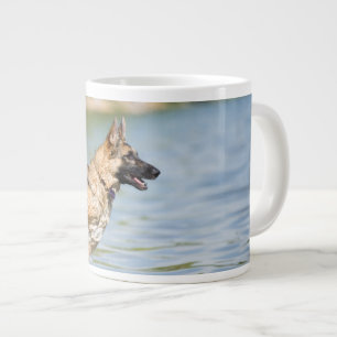 Taza De Café Gigante Pastor alemán salta al agua