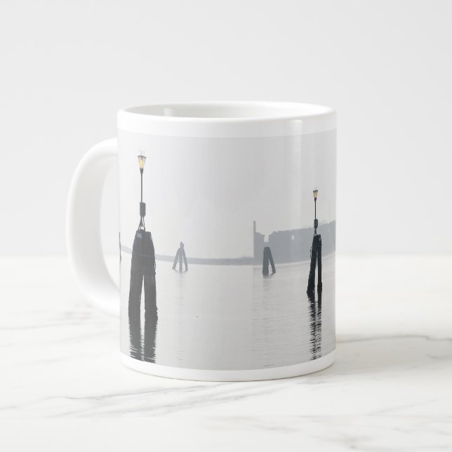 TAZA DE CAFÉ GIGANTE PATO EN LA LÁGINA (Izquierda)