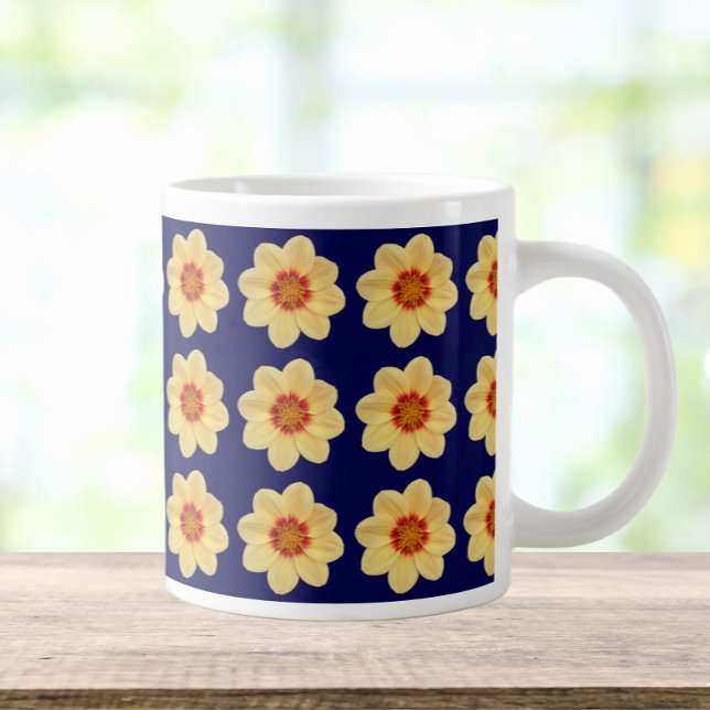 Taza De Café Gigante Patrón floral de Dahlia amarillo en azul (In Situ)
