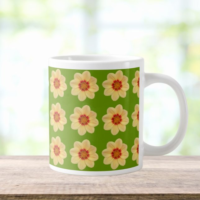 Taza De Café Gigante Patrón floral de Dahlia amarillo en verde (In Situ)