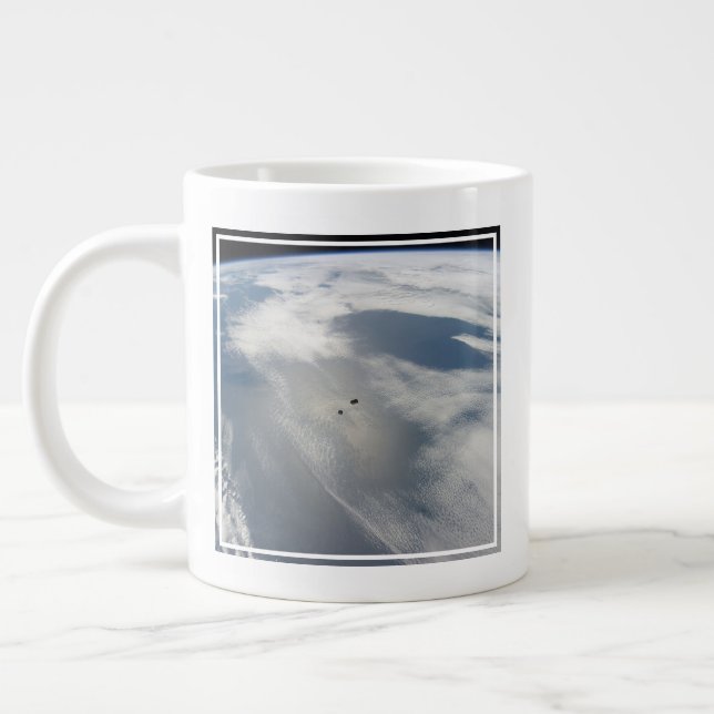 Taza De Café Gigante Pequeños Satélites Orbitan Sobre Una Parte De La T (Izquierda)
