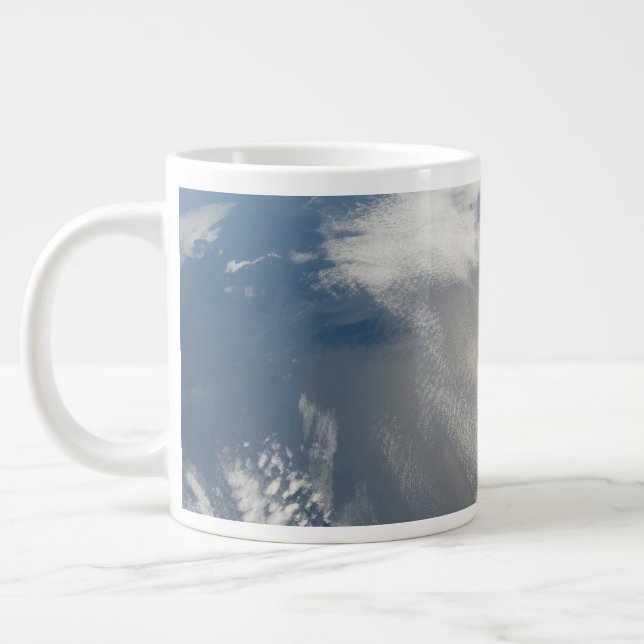 Taza De Café Gigante Pequeños Satélites Orbitan Sobre Una Parte De La T (Izquierda)