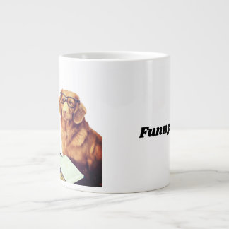 Taza De Café Gigante Perro gracioso sentado frente a la revista