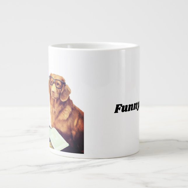 Taza De Café Gigante Perro gracioso sentado frente a la revista (Frente)