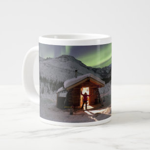 Taza De Café Gigante Persona parada en la puerta de la cabaña Caribou B