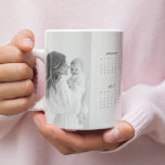 Taza De Café Gigante Personalizado 2025 Perro Calendario Mug con foto f<br><div class="desc">Comience su día con amor y recuerdos con esta taza de calendario de perros personalizado 2025 que incluye su foto familiar favorita y su perro amado. Perfecto para padres mascotas y familias, esta taza personalizada muestra un elegante calendario de año completo junto con una preciada foto familiar. Un conservador o...</div>