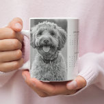 Taza De Café Gigante Personalizado 2025 Perro calendario Mug con la fot<br><div class="desc">Celebra a tu peludo amigo todo el año con esta taza del calendario de perros personalizado 2025 con la foto de tu perro. Esta taza personalizada combina funcionalidad con encanto, mostrando un calendario de año completo y una preciada foto de tu cachorro. La manera perfecta de empezar la mañana, esta...</div>