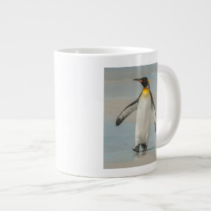 Taza De Café Gigante Pingüino caminando en la playa