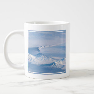 Taza De Café Gigante Pluma Emanando Del Volcán Kliuchevskoi.