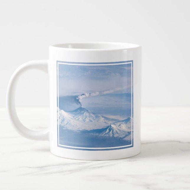 Taza De Café Gigante Pluma Emanando Del Volcán Kliuchevskoi. (Izquierda)