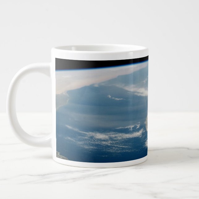 Taza De Café Gigante Polvo Sobre El Mar Mediterráneo Y La Isla De Chipr (Izquierda)