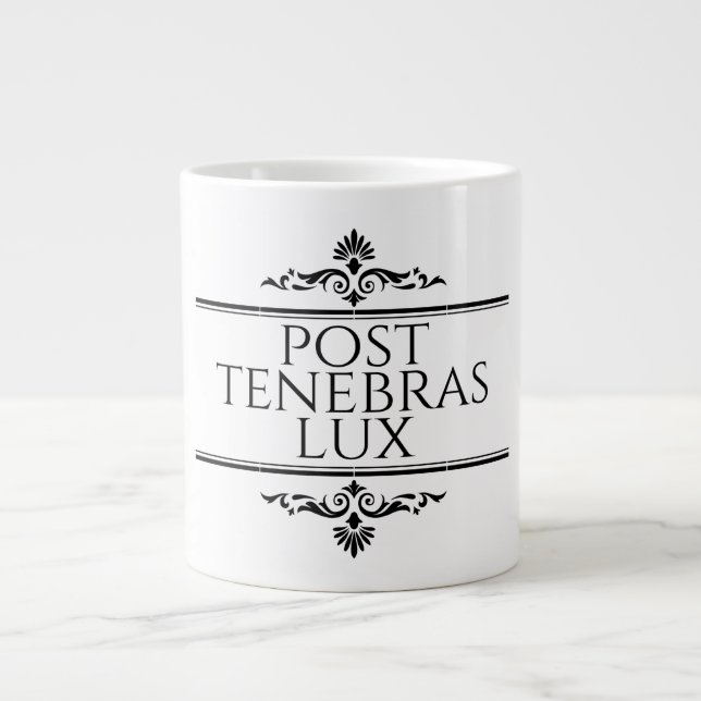 Taza De Café Gigante Post Tenebras Lux (Frente)