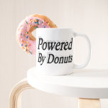 Taza De Café Gigante Powered By Donuts cita texto medio negro<br><div class="desc">Mug para los que disfrutan de donuts y una taza de café por la mañana.</div>