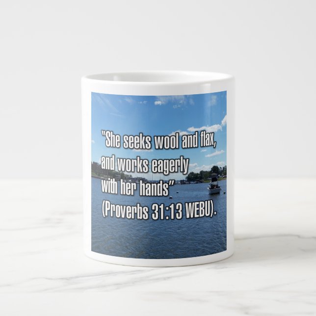 Taza De Café Gigante Proverbios 31:13 WEBU Mug (Frente)