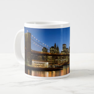 Taza De Café Gigante Puente de Manhattan y de Brooklyn en la oscuridad
