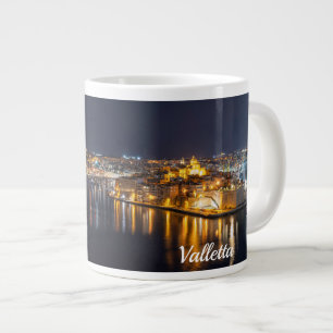 Taza De Café Gigante Puerto de Malta iluminado por la noche