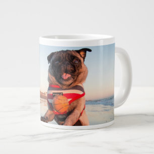 Taza De Café Gigante Pug jugando a pelota en la playa