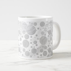 Taza De Café Gigante Puntos de Polka Gris en el cielo lluvioso