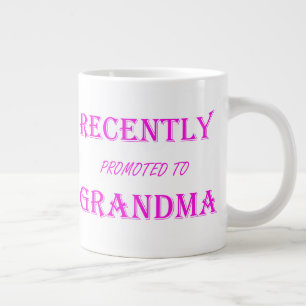 Taza De Café Gigante Recientemente ascendido a abuela en texto rosa