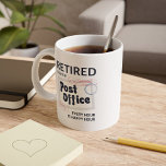 Taza De Café Gigante Retiro de trabajador postal Mailman Funny<br><div class="desc">Trato de retiro, café, tazas de dos tonos para tu compañero de trabajo o jefe que se retira después de muchos años de excelente servicio. El diseño es moderno y el texto dice "Retirado de la Oficina de Correos. Cada hora es la Hora Feliz" Hace un regalo de despedida perfecto...</div>