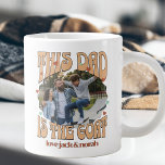 Taza De Café Gigante Retro Este papá es la foto de cabra<br><div class="desc">Mugre retro para papá con foto de personalizado. Tu foto será mostrada en forma de pegatina ondulado y enmarcada con "papá es la cabra", escrita en tipografía retro y decorada con corazones de amor. Personaliza con el nombre o los nombres del niño o los niños o cualquier texto que quieras....</div>