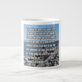 Taza De Café Gigante Romanos 5:6-8 WEBU Mug