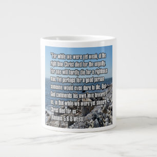 Taza De Café Gigante Romanos 5:6-8 WEBU Mug