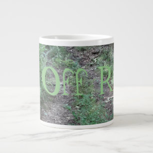 Taza De Café Gigante Salir de una pista de carretera en un