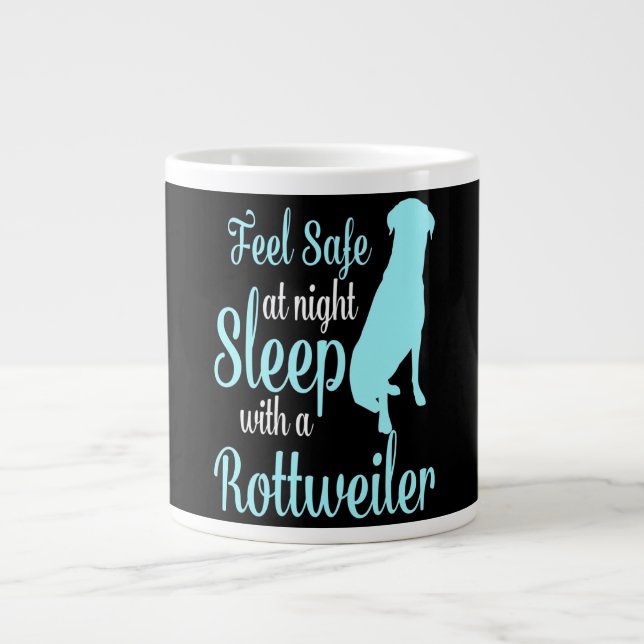 Taza De Café Gigante Siéntete seguro al dormir con un rottweiler (Frente)