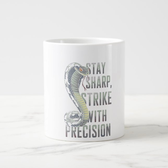 Taza De Café Gigante Stay Sharp, Strike con Precision - Diseño Cobra (Frente)