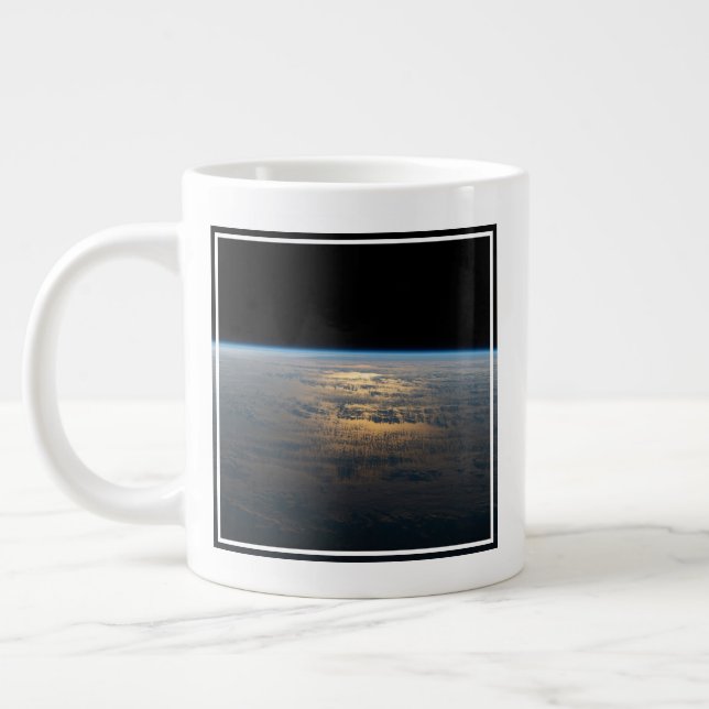 Taza De Café Gigante Sunglint Viene De Un Pacífico Sur Parcialmente Nub (Izquierda)