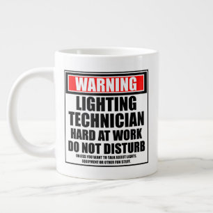 Taza De Café Gigante Técnico De Iluminación De Aviso En Trabajo