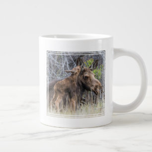 Taza De Café Gigante Ternero de alce recién nacido acariciando a su mad