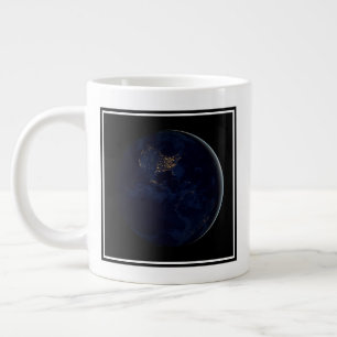 Taza De Café Gigante Tierra Completa De Noche Con Luces De Las Américas