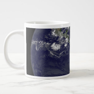 Taza De Café Gigante Tierra Completa Que Muestra Tormentas Tropicales E