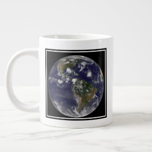Taza De Café Gigante Tierra Completa Que Muestra Tormentas Tropicales E